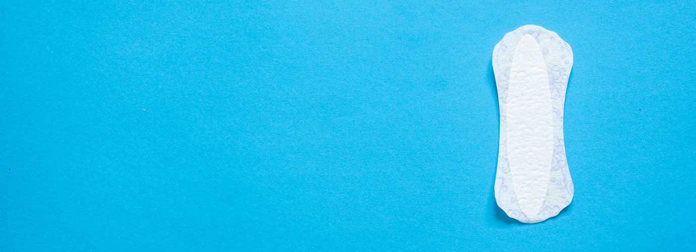 Een inlegkruisje voor vrouwelijke hygiëne op een blauwe achtergrond