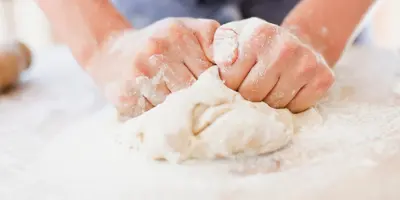 Pizza- of brooddeeg kneden in 8 stappen