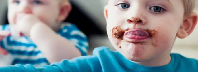 Chocoladevlekken verwijderen uit tapijt en bekleed meubilair