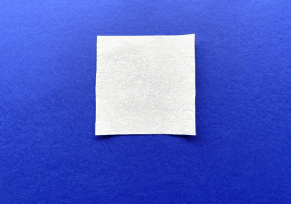 Kinderen maken origami-dieren met gekleurd papier in slaapkamer