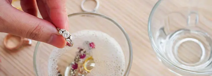 Hoe kun je gouden en zilveren sieraden schoonmaken?