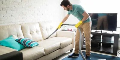 Een stoffen bank schoonmaken in 6 stappen