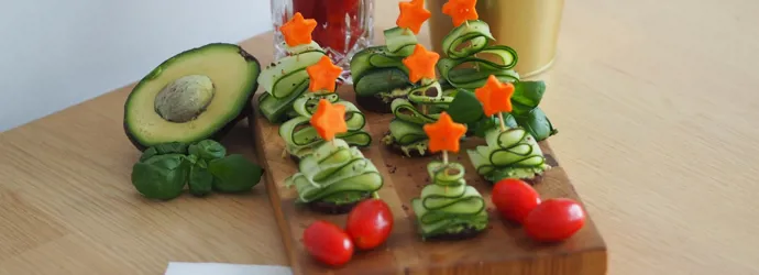 Veganistische komkommer-dennenboom-spiesjes
