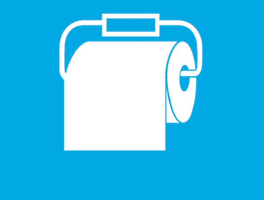Een hand pakt een vel wc-papier en vervolgens een vochtig wc-papiertje.